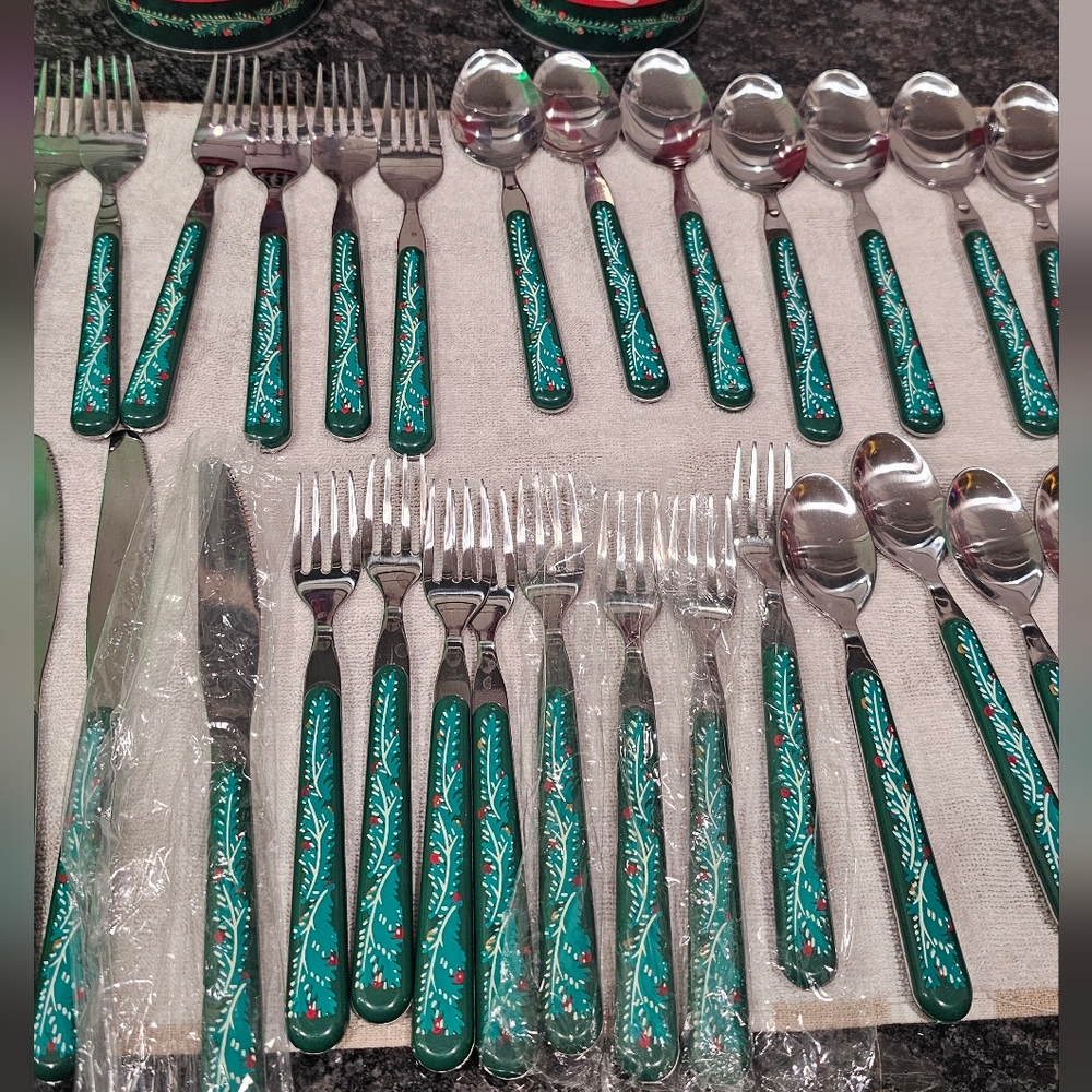 40 Piece Vintage Christmas Stainless Steel Silverware With Collector's Tin - Picture 3 of 7